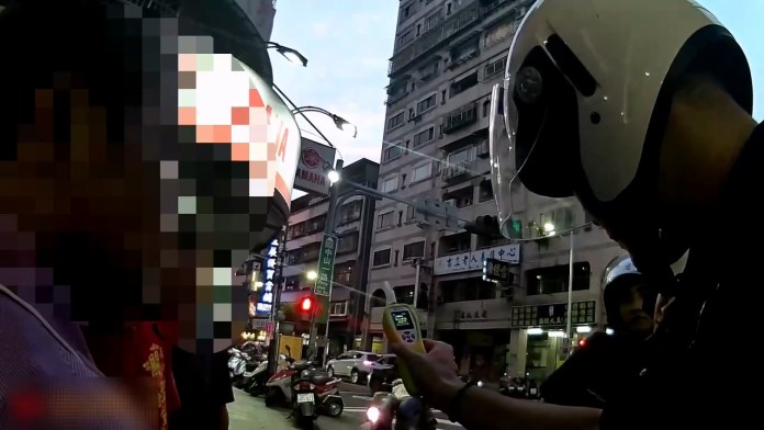 蘆洲機車乘客「手捧神像」沒戴安全帽 警攔查揪出騎士酒駕 72 720065605.193784.mp4 20231029 104150.284 | 社會 社會 記者爆料網