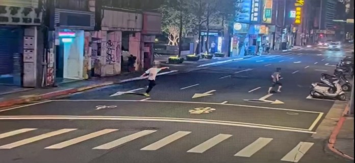 瘖啞人士包包遭竊苦追犯嫌 警路過驚覺不對勁秒跟上前緝捕 72 1 58 | 社會 社會 記者爆料網