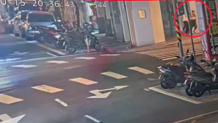 瘖啞人士包包遭竊苦追犯嫌 警路過驚覺不對勁秒跟上前緝捕 70 720205596.540306.mp4 20231029 113147.403 | 社會 社會 記者爆料網