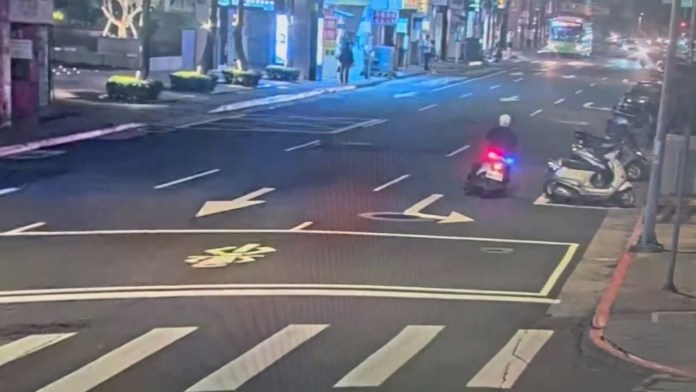 瘖啞人士包包遭竊苦追犯嫌 警路過驚覺不對勁秒跟上前緝捕 71 720205678.695565.mp4 20231029 113223.507 | 社會 社會 記者爆料網