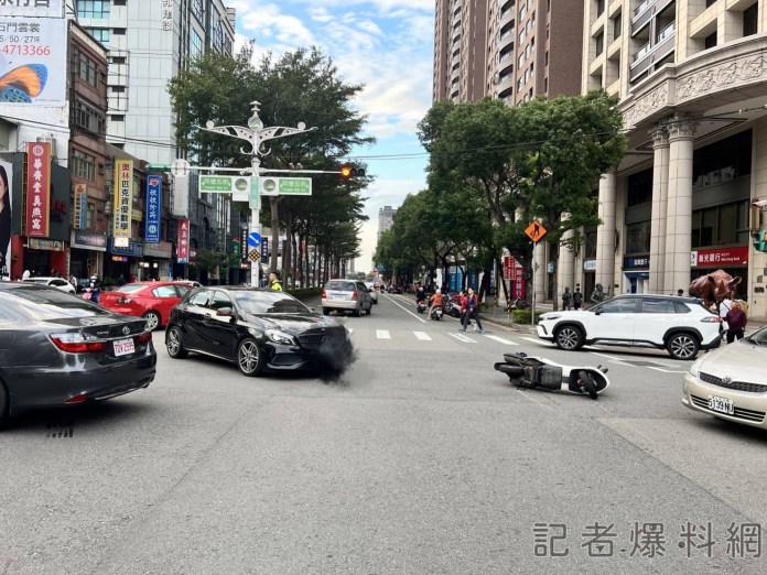 影/警用機車為閃左轉賓士犁田 目擊者:「這下不用報警了」 73 0FC7A08A 501B 41C8 A101 938A91798411 | 社會 社會 記者爆料網