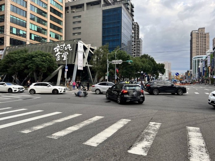 影/警用機車為閃左轉賓士犁田 目擊者:「這下不用報警了」 72 C0010F32 CB36 42CC A33C A3E63FE95448 | 社會 社會 記者爆料網