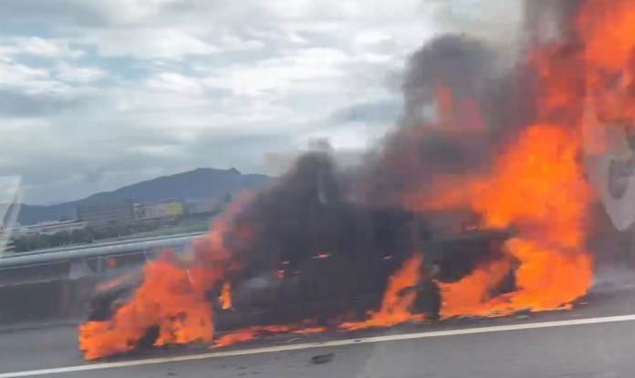 (火燒車片)國道火燒車! 自小客車路肩起火陷入火海 67 | 社會 社會 記者爆料網