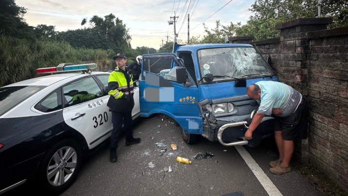 竊小貨車趴趴走!桃園男藏毒拒檢 衝撞警車害2警受傷濺血 63 1 60 | 社會 社會 記者爆料網