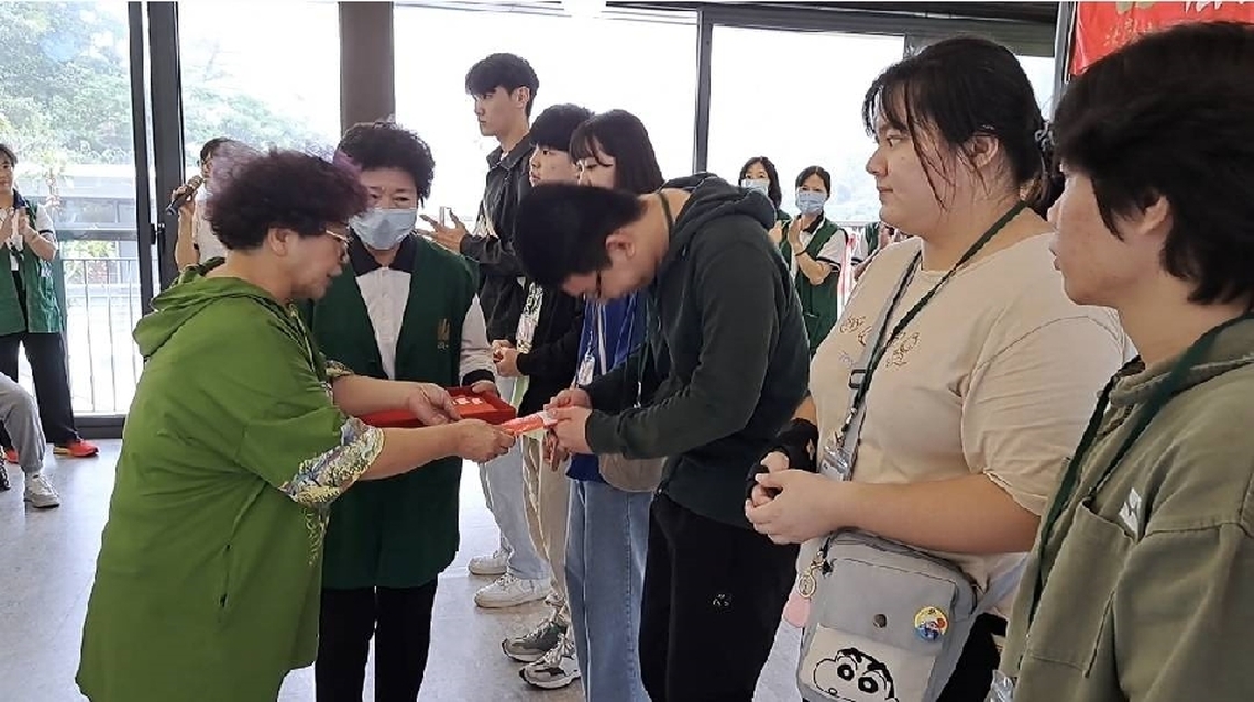 法鼓山慈善基金會關懷弱勢家庭學子 土匪山公興森態園區總經理蔡惠櫻 加入獎助學金〔護持〕的行列