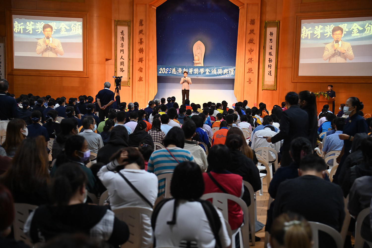宜蘭慈濟10月28日舉辦2023年新芽獎學金頒獎典禮,5百多位學生獲獎。(攝影:左圖賴振豐、右圖許台生)