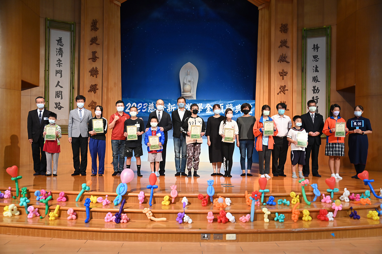宜蘭慈濟10月28日舉辦2023年新芽獎學金頒獎典禮,宜蘭縣教育處長簡信斌(左九)、慈濟慈善事業基金會副執行長劉濟雨(右九)以及各校師長代表出席頒獎。(攝影:賴振豐)