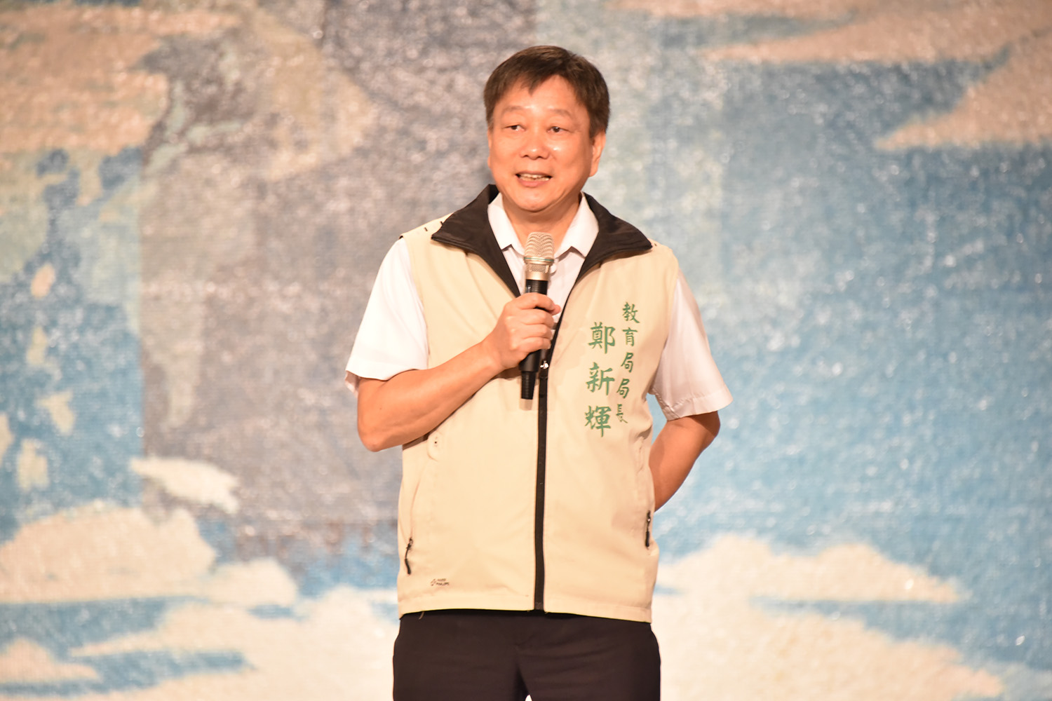 台南慈濟10月29日上午舉辦慈濟新芽獎學金頒獎典禮,台南市教育局長鄭新輝出席頒獎。(圖為慈濟基金會提供)