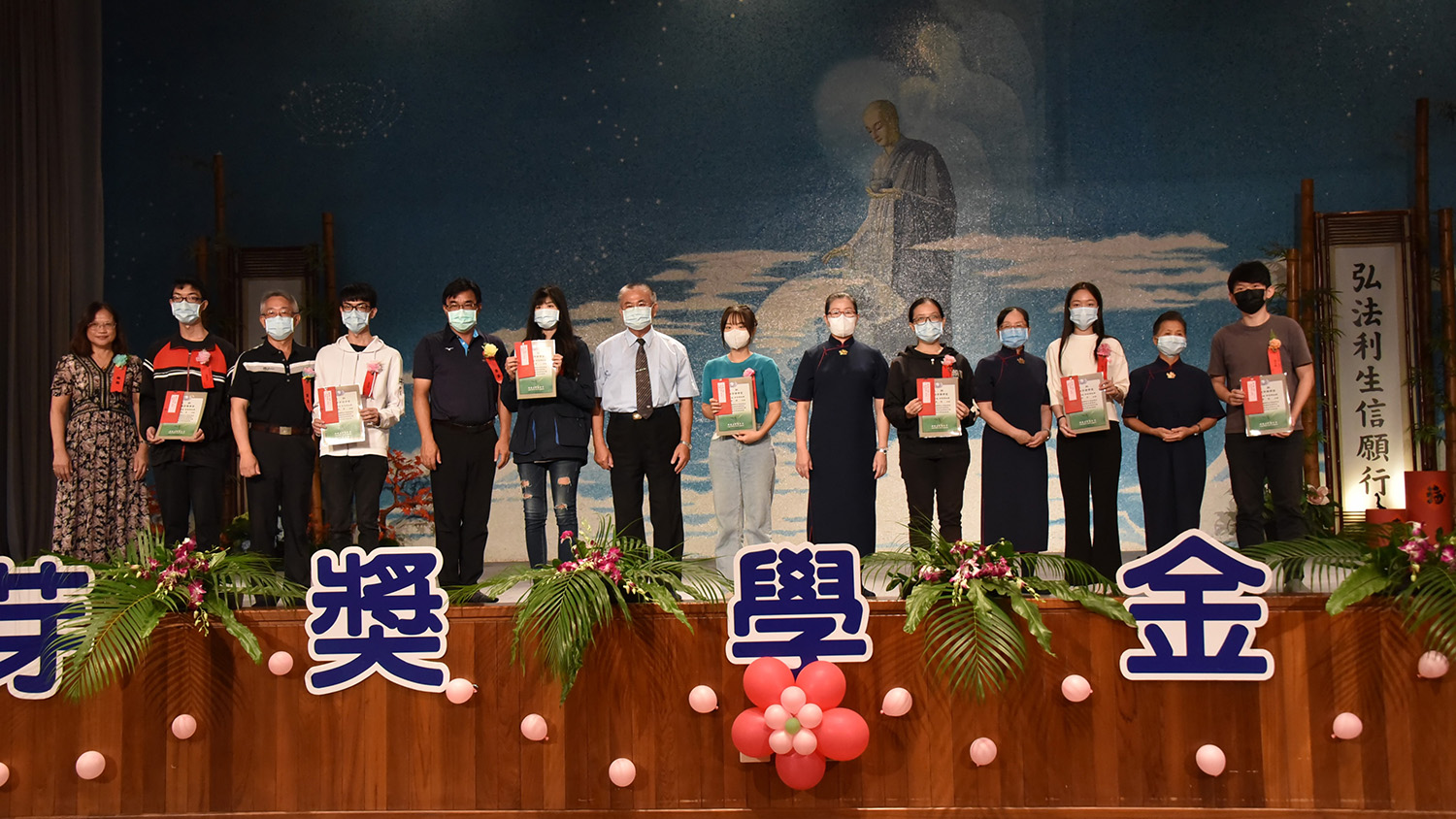 台南慈濟10月29日頒發新芽獎學金,「學習領域獎」獲獎者阿翰(右一)分享自己未來方向。(圖為慈濟基金會提供)