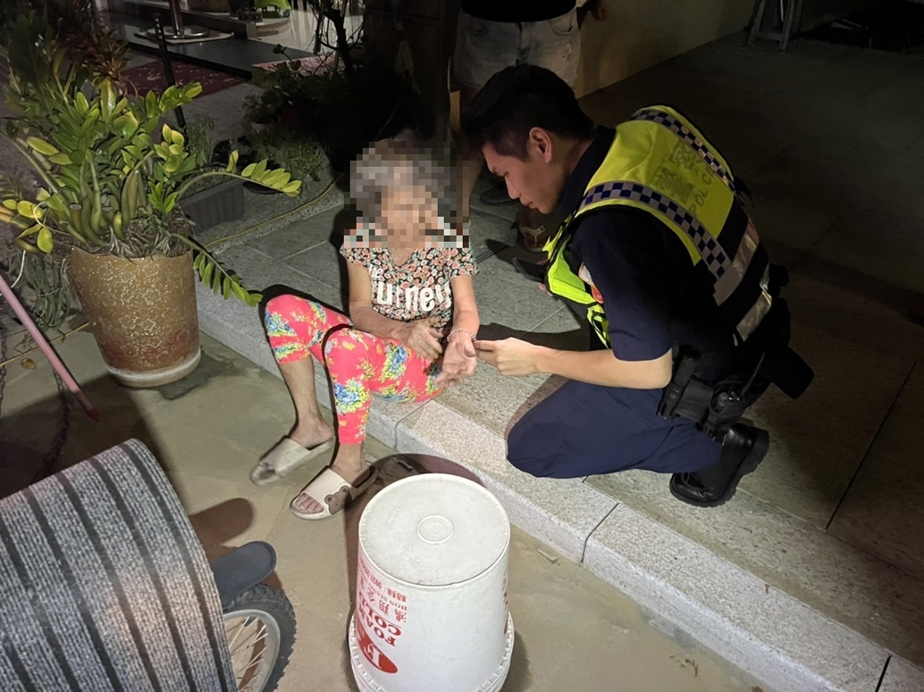 ▲圖說:走失的賴姓阿嬤本想就地休息,員警獲報急忙上前關心 (圖/台中市政府提供)