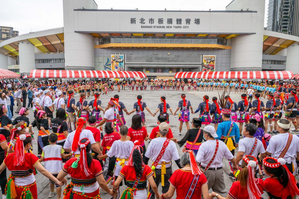 大家手牽手千人共舞帶來最大高潮與壯闊氣勢。(圖/新北市政府提供)