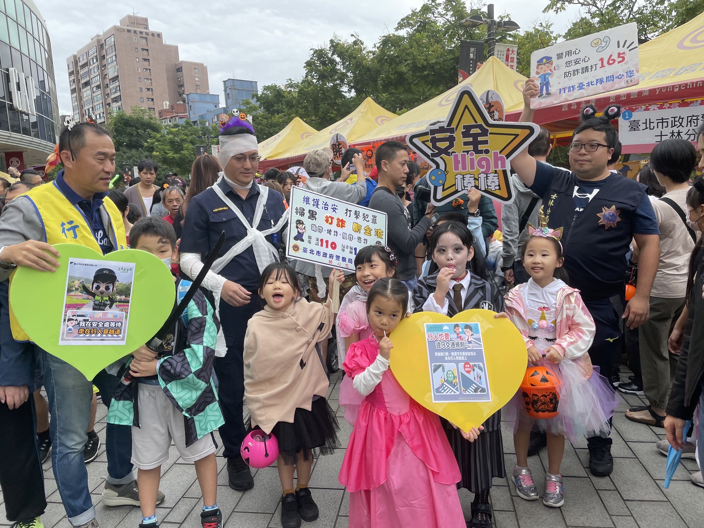 士林警交安宣導團精心打扮造型變身「殭屍大人」，搞怪進行交通安全宣導，發送糖果及交安宣導品，與大小朋友拍照打卡同歡。（記者 張艷君翻攝）