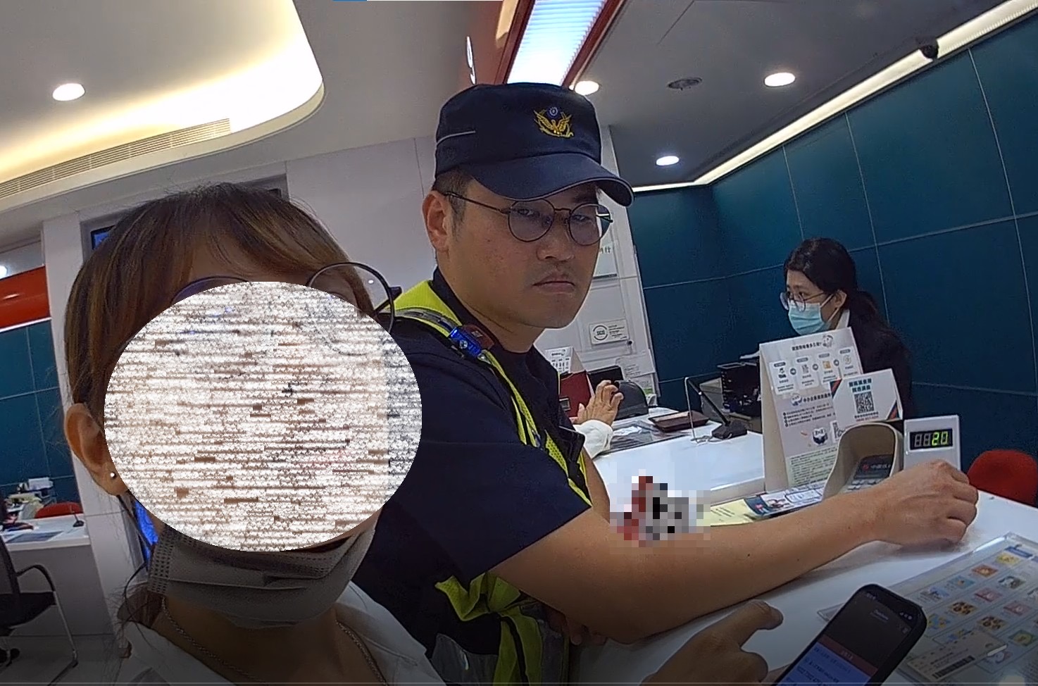 金融機構設置通報網路當出現可疑的詐欺車手時，分局能夠立即接獲通報，展開查緝行動。（圖/記者江雁武翻攝）