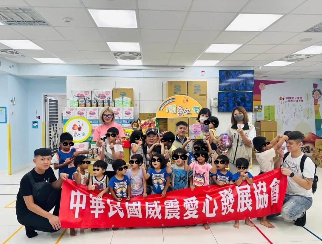 理事長吳明達親至南港育幼院送愛心,並親贈日用必需品,協助自幼缺乏愛與關懷的弱勢兒童。(記者黃荷琇 翻攝)