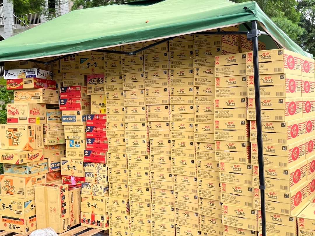 南投縣仁愛鄉遭受卡努颱風重創,威震愛心發展協會提供食品及物資援助,並在最短時間內運送到災區,以幫助受困的災區的災民。(記者黃荷琇 翻攝)