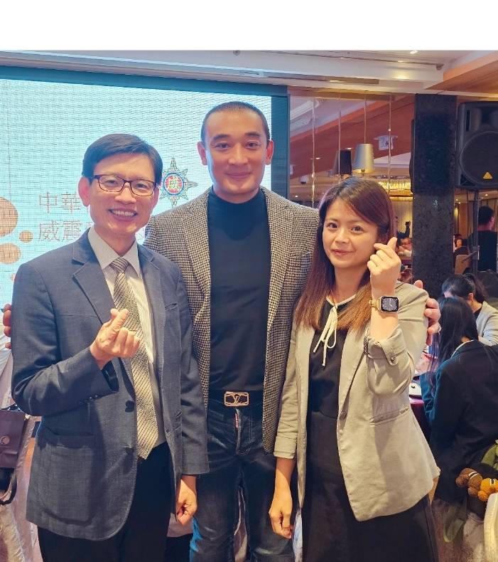 威震愛心發展協會理事長吳明達(圖中)及雙和醫院副院長劉燦宏(左)呼籲社會各界一起參與,共同為建設更美好的社會而努力。(記者黃荷琇 拍攝)