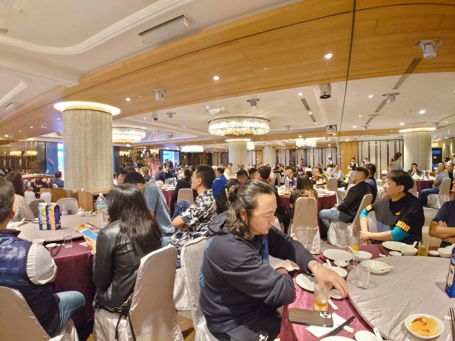 威震愛心發展協會四週年餐會官蓋雲集,與會人數近500人,現場氣氛熱鬧滾滾。(記者黃荷琇 拍攝)