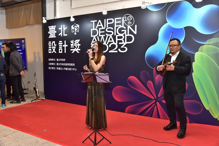 ▲爵士樂團現場演唱令人如痴如醉。(記者劉嘉菲翻攝)