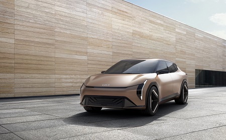▲The Kia Concept EV4在全新電能動力匹配下，充滿自信的幾何線條與饒富科技感的外型，結合寬大、運動化的車身姿態，透過源自賽車的流線車身與斜背車尾，打造出專屬的電動轎跑革 (記者劉嘉菲翻攝)