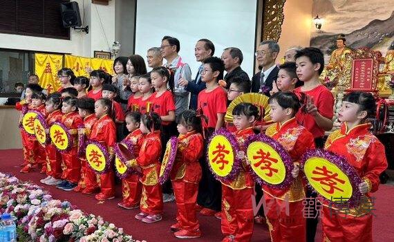 桃園中華文化經典會考抽背儒釋道經典 5歲到85歲考生搖頭晃腦背誦