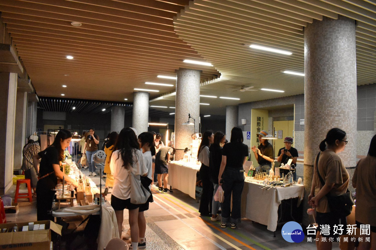 長庚科大進修部舉辦萬聖派對迎新生 妝神弄鬼玩創意