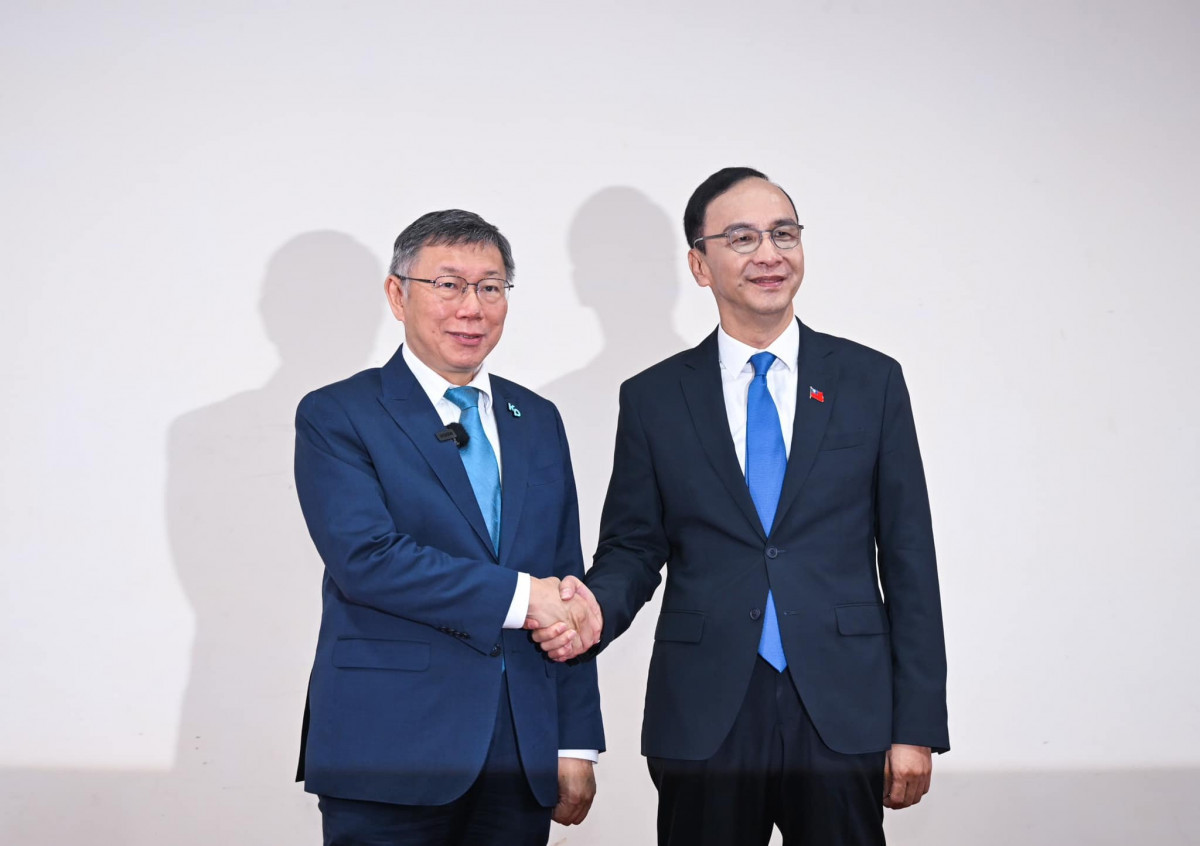 國民黨主席朱立倫(右)與民眾黨主席柯文哲(左)今日上午出席政黨協商會議。