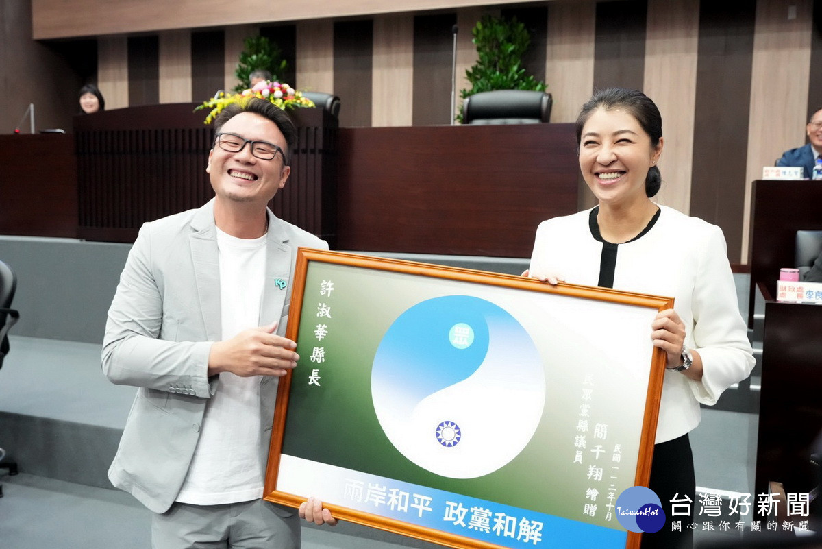 民眾黨南投縣黨部主委暨議員簡千翔贈藍白合心願圖予許縣長。（縣府提供）