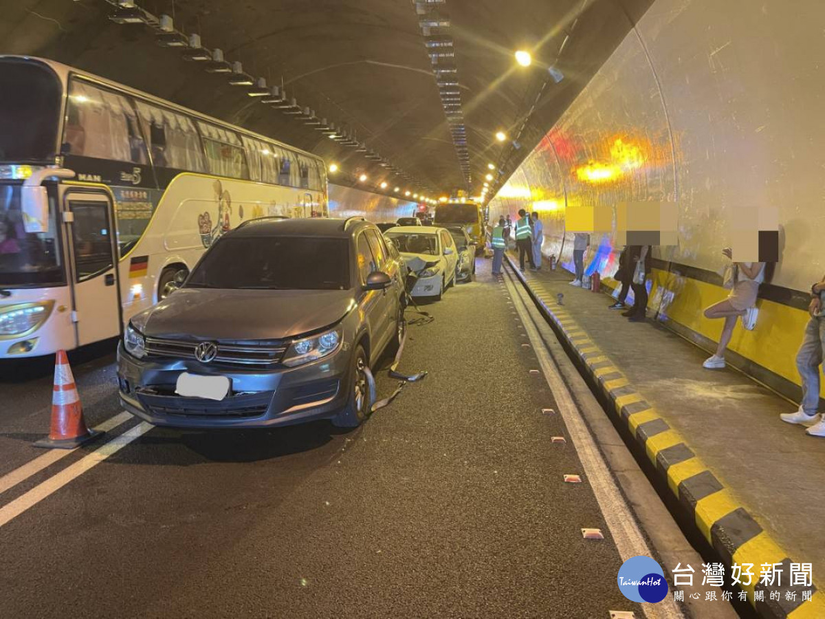 國道3號北上293公里蘭潭隧道內發生連環車禍，造成3人輕傷送醫／警方提供