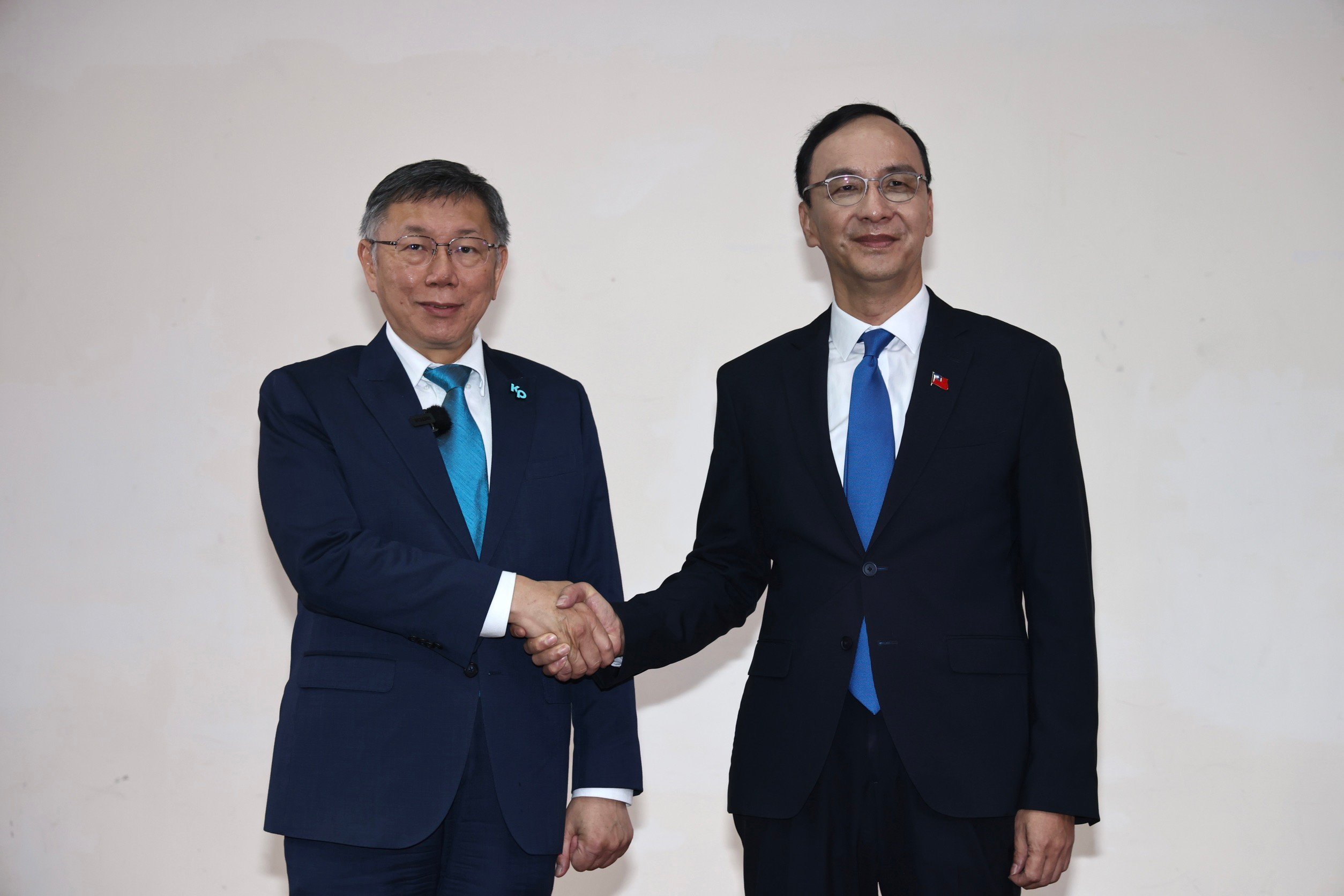 「藍白合」政黨協商會議登場,朱立倫、柯文哲握手致意。林啟弘攝