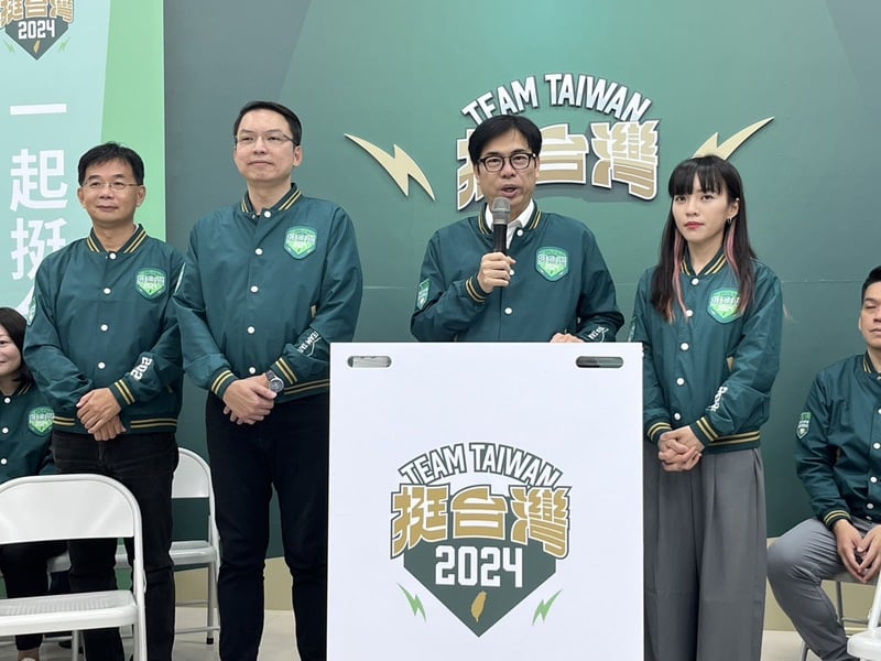 賴清德高雄競選總部29日舉辦謝土典禮,高雄市長陳其邁(右二)呼籲選民支持黃捷(右)參選立委。中央社