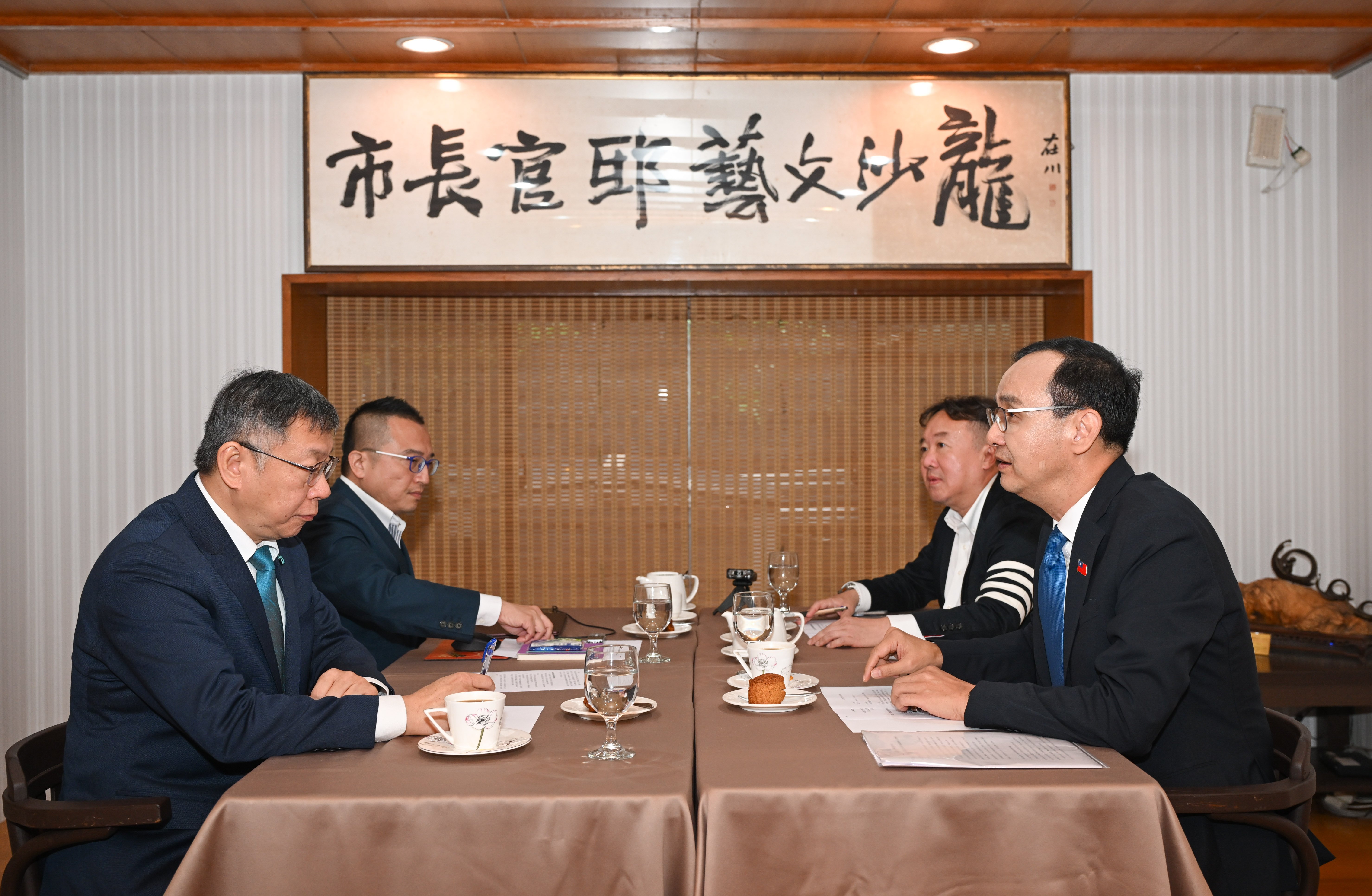 藍白政黨協商上午登場,由朱立倫、柯文哲在市長官邸藝文沙龍舉行。國民黨提供