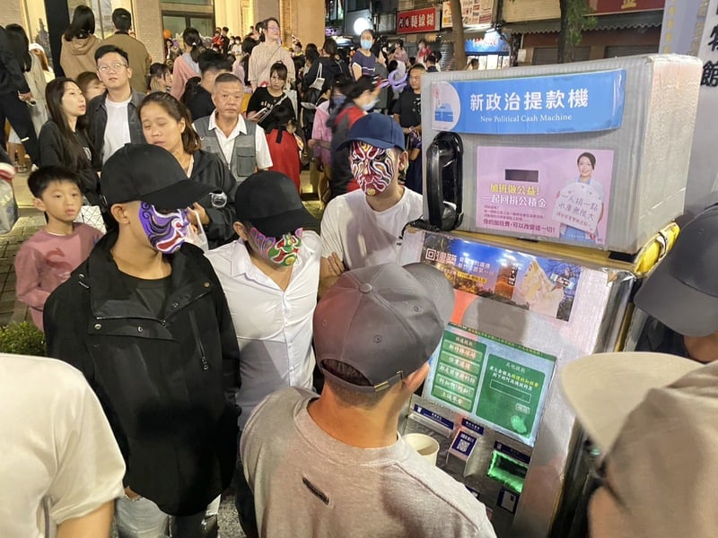 新竹市政府28日舉辦萬聖節遊行活動,數名畫著臉譜的男子包圍「新政治提款機」,並阻擋民眾靠近。中央社