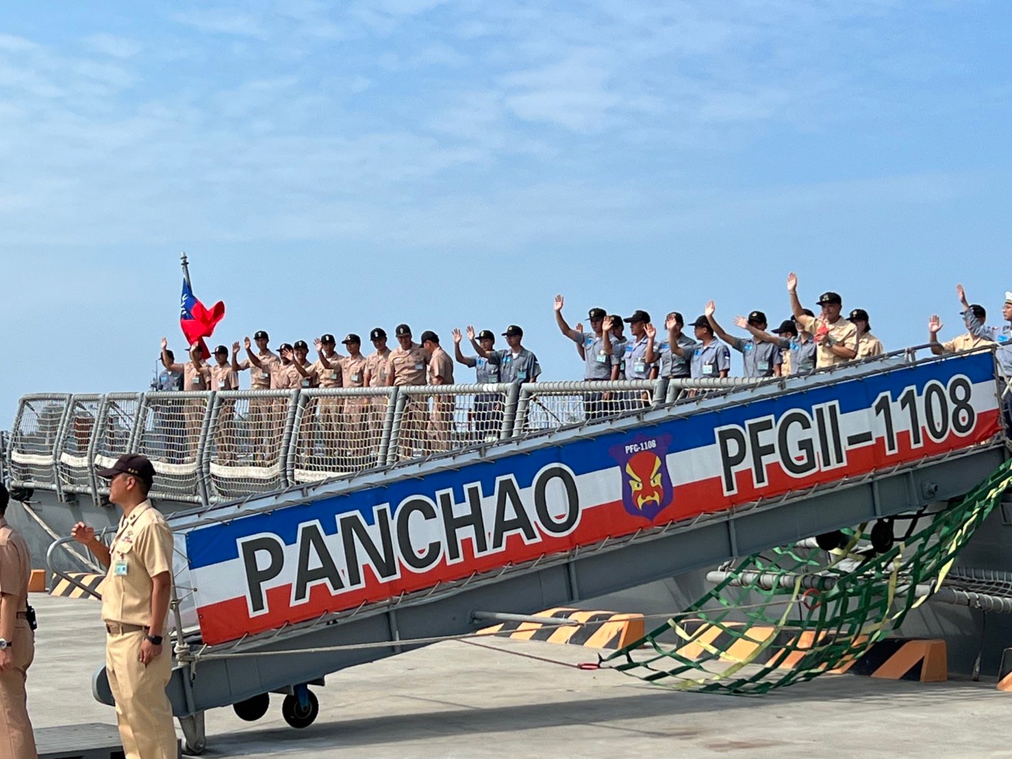 成功級班超號軍艦負責監控解放軍山東號航母編隊通過巴士海峽,軍人之友社理事長李棟樑在班艦艦返港後立即前往慰問。王烱華攝