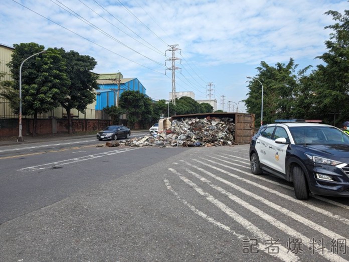 在哪裡翻車在哪裡躺好! 小港大貨車過彎翻覆廢料灑滿地 62 小港,大貨車,翻覆,廢料