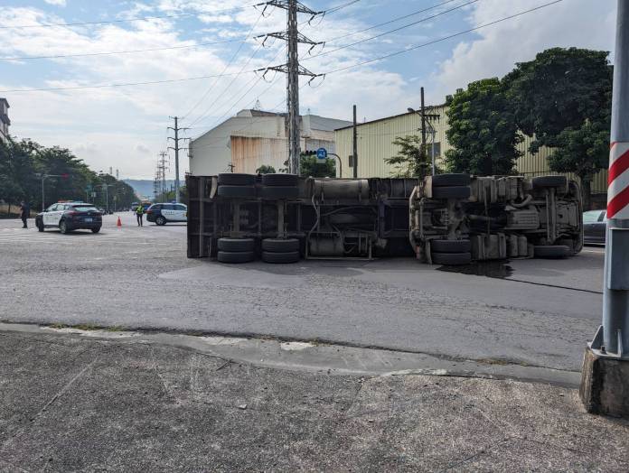 在哪裡翻車在哪裡躺好! 小港大貨車過彎翻覆廢料灑滿地 61 28705 | 社會 社會 記者爆料網