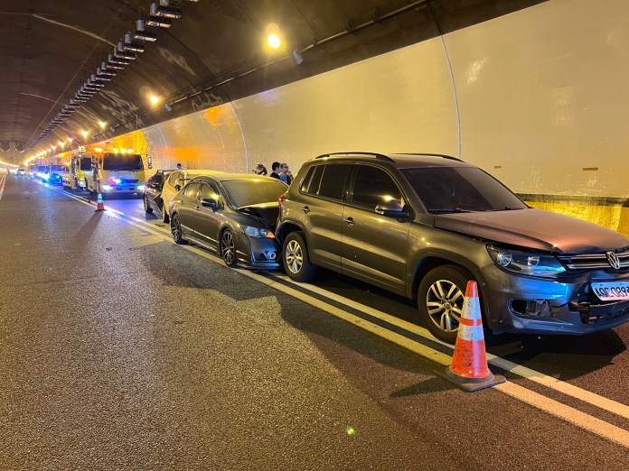 蘭潭隧道5車連環撞 傳火燒車最後1車3輕傷送醫 67 7C3A9024 58DC 4727 ADCB 8F4A68F0FC23 | 社會 社會 記者爆料網