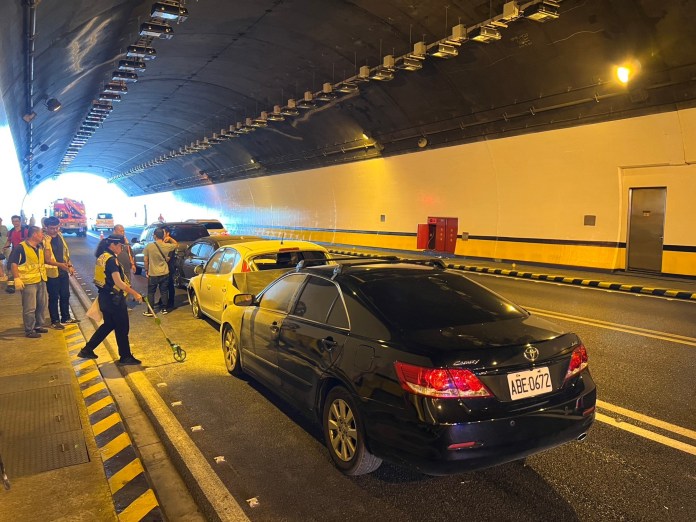蘭潭隧道5車連環撞 傳火燒車最後1車3輕傷送醫 68 05F1581C 2BE9 4E81 B973 BF3B1E1ECC59 | 社會 社會 記者爆料網