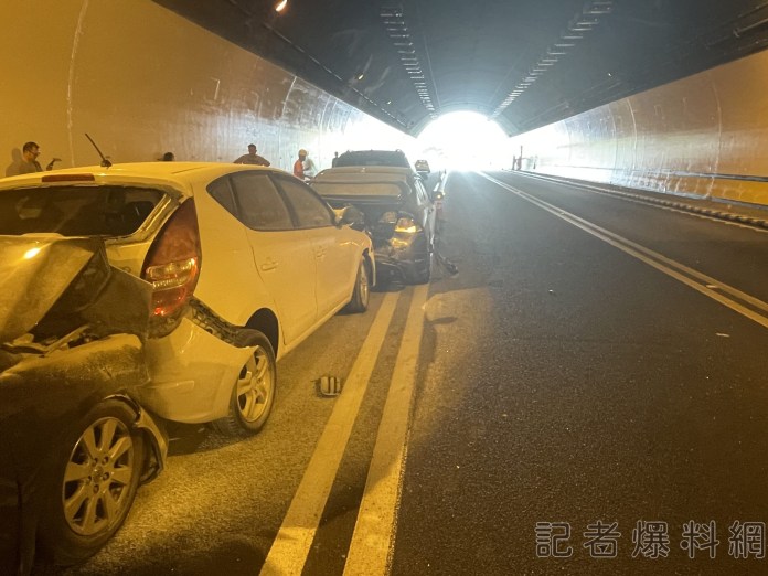 國3蘭潭隧道連環車禍3人受傷! 大貨車傳動軸掉落釀5車連環撞 66 國道車禍,國3,蘭潭隧道,追撞車禍