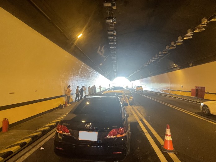 國3蘭潭隧道連環車禍3人受傷! 大貨車傳動軸掉落釀5車連環撞 64 1 0 2 | 社會 社會 記者爆料網