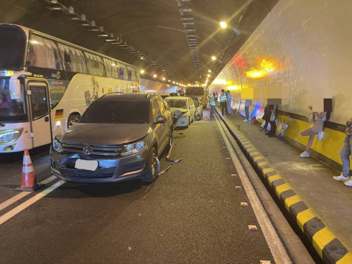 國3蘭潭隧道連環車禍3人受傷! 大貨車傳動軸掉落釀5車連環撞 65 30360 | 社會 社會 記者爆料網