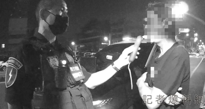 影/警喊「路邊停車」 違規騎士鬼切逆向遭攔 果然酒測值1.31 70 2B979D48 4BE2 46D0 9371 14CE37C940F4 | 社會 社會 記者爆料網