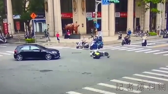 悚!閃對向左轉車輛急煞車 桃園員警路口慘摔滑行數公尺遠 66 桃園,員警,閃車,摔車