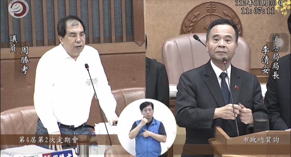 新北市議員周勝考針對獨居老人的消防救災部分做質詢,他主張超高齡社會到來之際,消防局應多主動探視獨居老人及協助安裝消防設備