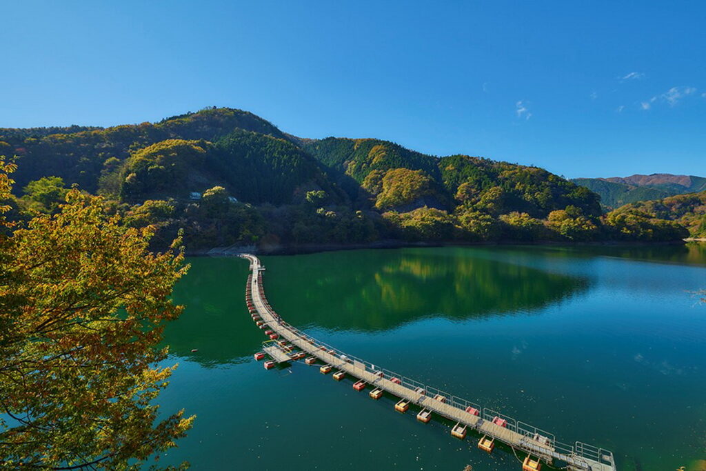 奧多摩湖宛如世外桃源,也是賞楓、賞櫻極佳景點,吸引不少人造訪。(ⒸTCVB)