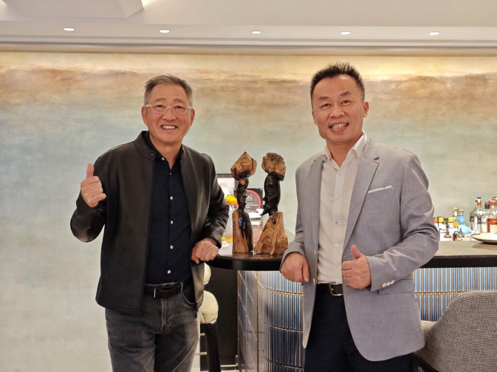 牛排教父鄧有癸與特殊旅遊專家佳繽旅遊總經理彭文欽合影（攝影：田欣雲）