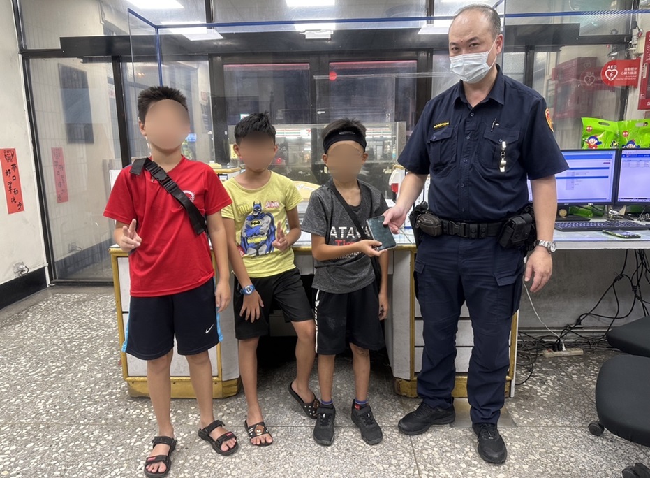 ▲圖說:返家途中最動人的意外,國中生拾機不昧急送派出所 (圖/台中市政府提供)