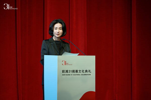 全國政協常委、全國工商聯副主席、信德集團董事長何超瓊女士 全國政協常委、全國工商聯副主席、信德集團董事長何超瓊女士