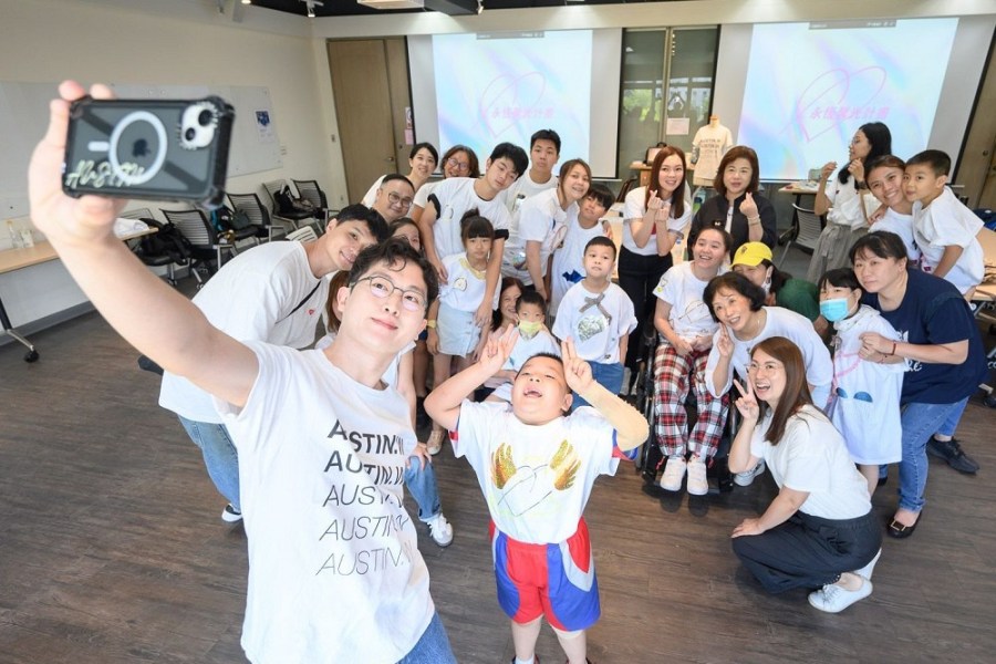 曾馨瑩發起「永恆馨光計畫」 陪伴陽光燒傷顏損孩童一同創作T-shirt 217