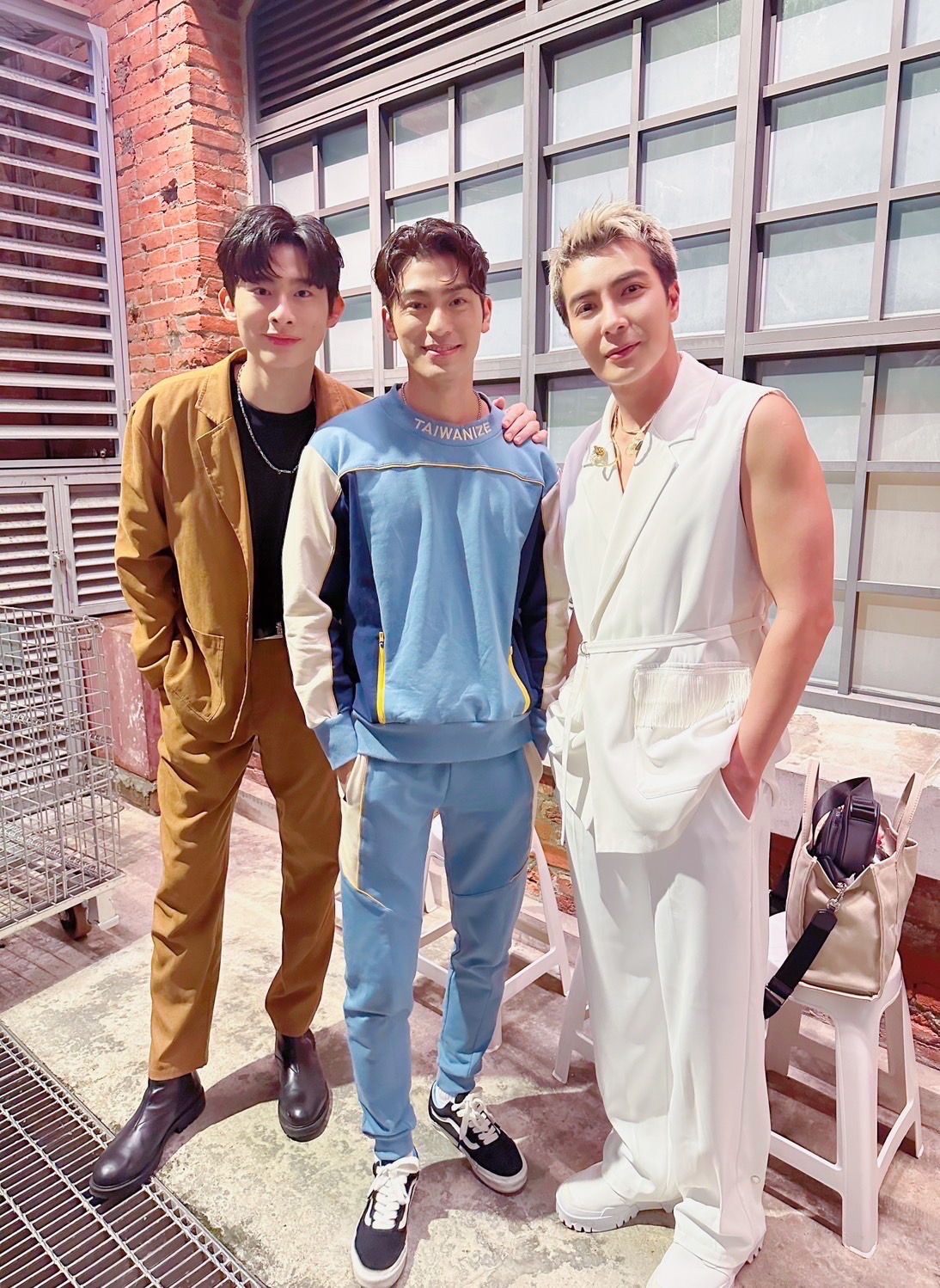 (左起)林毓桐、徐愷、江曜綸後台相見歡,約定同台表演。(照片/唱戲世界娛樂提供)