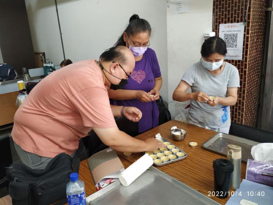 ▲惠燕於手工甜點禮物課程中將蛋塔塔皮裝模整形(記者王雯玲翻攝)